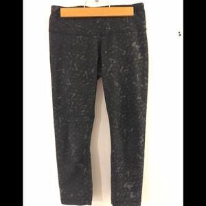 Lululemon size 4 Wonder under crops